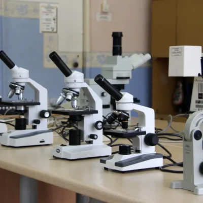 Microscopio da laboratorio realizzato in fabbrica Laboratory microscope made in factory laboratory